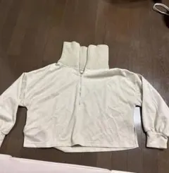 クリーム色 ハイネックジッパートップス