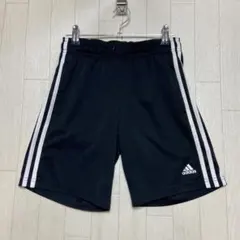adidas トレイン エッセンシャルズ スリーストライプス ハーフパンツ
