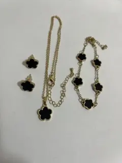 黒い花形デザインのアクセサリーセット　ネックレス　ピアス　ブレスレット　お得