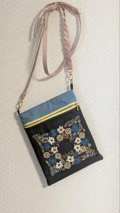 花柄刺繍のキャンバスサコッシュ