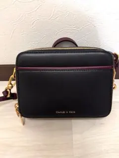値下げしました　CHARLES&KEITH　ダブルジップ クロスボディバッグ 黒