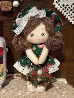 クリスマスバージョンの小さなカントリードールちゃん　ハンドメイド