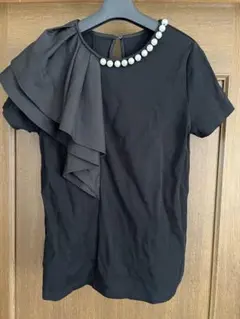 ジャスグリッティ　パールネックライン フリル付き黒Tシャツのサムネイル