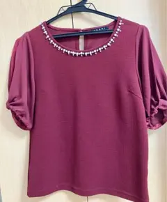 アクセサリー付き半袖ブラウス　異素材ワインレッド