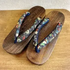 伝統的な花柄鼻緒付き 木製下駄 フリーサイズ
