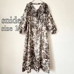 スナイデル プリーツフリルワンピ 茶 ロング丈 プリーツ 裏地あり 総柄 鳥柄