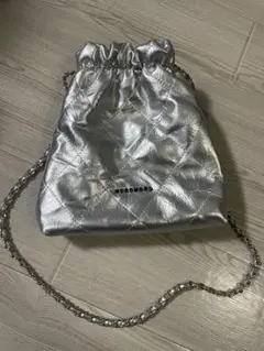 シルバー メタリック バッグ