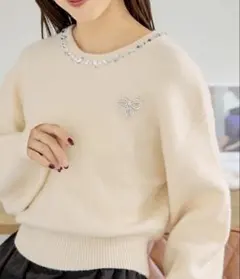 新品タグ付　Chico リボンブローチ付き襟ビジューニット　アイボリー