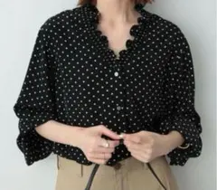 SLOBE IENA ドットプリントVネックスタンドフリルブラウス