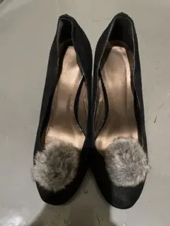 ファー付きブラックパンプス
