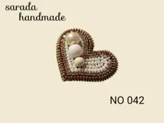 ビーズ刺繍 ブローチ