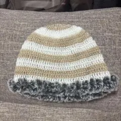 ストライプデザインのファー付きニット帽