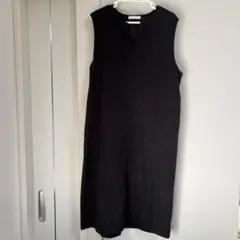 黒のノースリーブワンピース