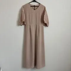 ホワイトジョーラ　ピンクワンピース