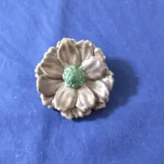 花の形 陶磁器ブローチ