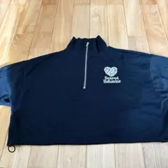 黒いジップアップ半袖トップス