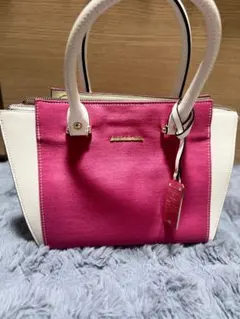 ピンクと白のハンドバッグ