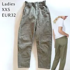 カーキパンツ