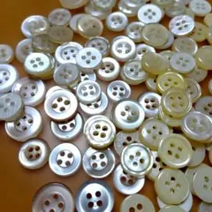 ✨J.レトロ四つ穴ボタン色々白光沢系１４０個✨印のボタンのおまとめ同梱７割引‼️