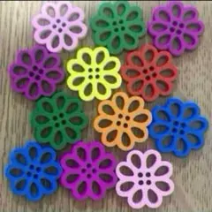 新品未使用　ウッドボタン　木のボタン　12個　カラフル　透かしのお花　20mm