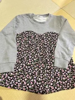 花柄デザインの長袖カットソー