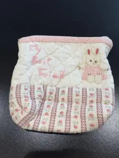 ハンドメイドうさぎちゃんのアップリケと刺繍入り花柄とチェックのキルティングポーチ