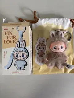 【正規品】 ラブブ ぬいぐるみ アルファベット PIN FOR LOVE B
