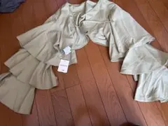 フリル付きベージュセットアップ