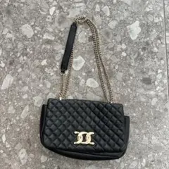 黒いキルティングショルダーバッグ