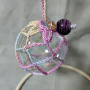 サンキャッチャー♡ハンドメイド「ピンクのステンドグラス♥４０mm♡」 ステンドグラス サンキャッチャー ピンク系 ハンドメイド - メルカリ