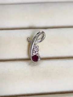 ネックレストップ　天然石　ルビー