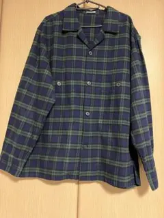 ネイビーとグリーンのチェック柄長袖シャツ