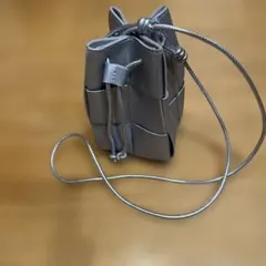 シルバーショルダーバッグ