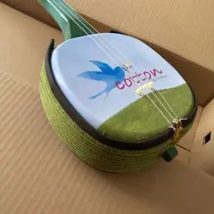 うるま市イメージデザインの三線（戻らないカラクイ付き）棹ピンク うるま市イメージデザインの三線（戻らないカラクイ付き）棹