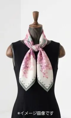 ジム・トンプソン どんな装いにも馴染む、クリーンで知的な花柄のシルクスカーフです