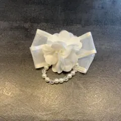 ホワイト花モチーフコサージュ