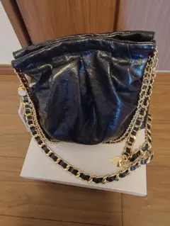 チャールズアンドキース　ブラックショルダーバッグ ゴールドチェーン付き