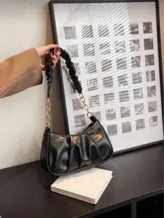 ブラックショルダーバッグ ゴールド金具付き