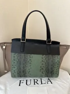 美品　百貨店購入　FURLA ヘビ柄ハンドバッグ