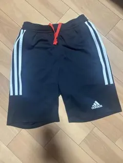 アディダス　黒　ハーフパンツ【130】