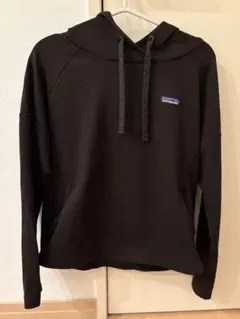 patagonia ブラック フーディー　パーカー　レディース