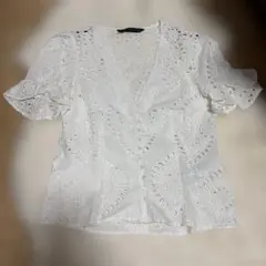 ZARA★ザラ　刺繍入りホワイトVネックトップス