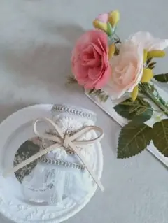 ヘアアクセサリー　インド刺繍リボン　ポニーフック　ヘアカフ　白花ブルーグレー