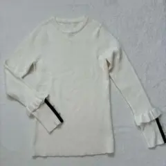 フリル付きホワイト長袖トップス