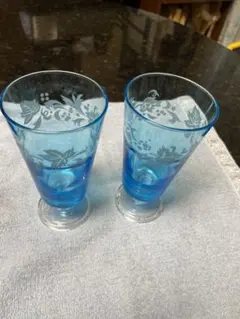 葡萄の葉模様のワイングラス二客セットです。高さ13.5センチ、上部約7センチ。