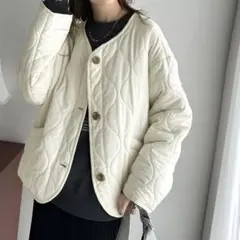 《JaVaジャバコラボ》大人カジュアルの大定番。ノーカラー波キルティングコート