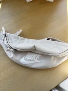 Nike ボディバッグ ベージュ