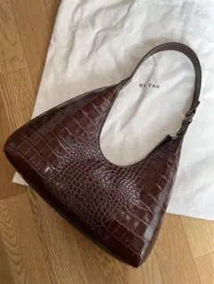 By Far Amber クロコエンボス ショルダーバッグ