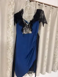 青いレース付きタイトドレス