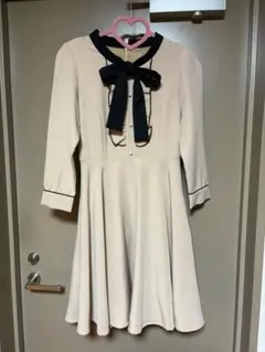 アンミール　リボンボウタイワンピース　ピンクベージュ